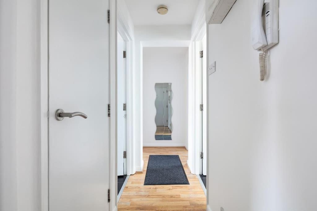 Apartment Bright N' Charming Air Conditioned Two Bed In Heart Of *